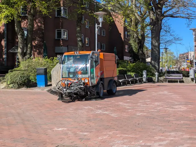 Die Fußgängerzone wurde mit der Kehrmaschine auf "Hochglanz" gebracht | Foto: Stadt Buchholz