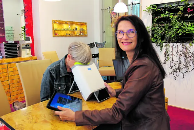 Christine Eberz mit dem mobilen innovativen Messgerät | Foto: Constanze Reiß