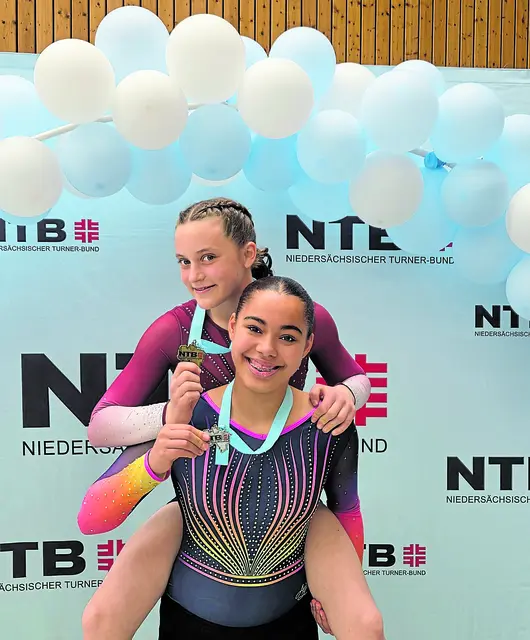 Niedersachsenmeisterin Laura Claessen (oben) wird von ihrer 08-Turnkameradin Latisha Lange (Landes-Vizemeisterin) getragen | Foto: TSV 08