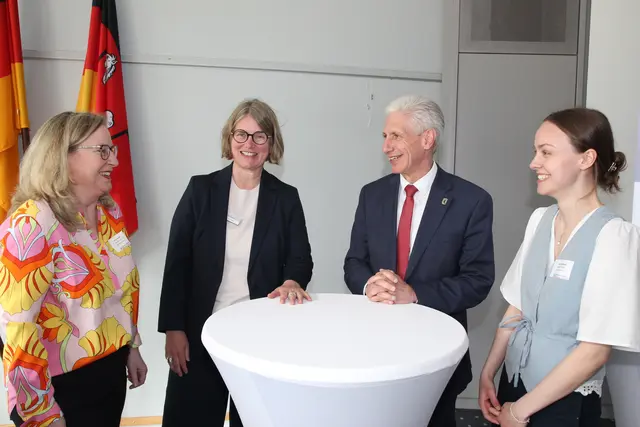 Im Gespräch: Ulrike Kessler (v. li.), Anke von Fintel, Landrat Rainer Rempe und Clara Kohlstedt | Foto: Landkreis Harburg