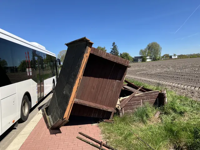 Das Bushäuschen kippte nach vorne, nachdem es rundum durchgesägt worden ist | Foto: Polizei