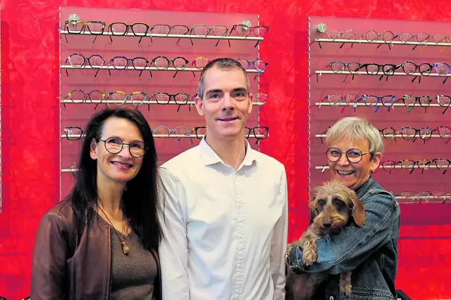 Das Brillengalerie-Team mit (v. li.): Christine Eberz, Martin Thom und Sabine Maderer mit Firmenhündin Emma. Es fehlt Büro-Perle Kathrin Thom | Foto: Constanze Reiß