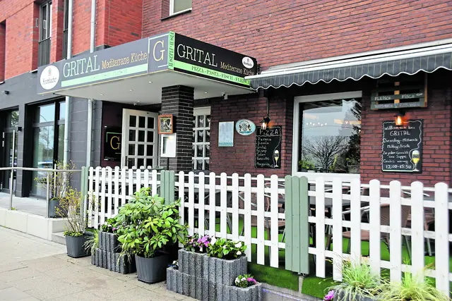 Vor dem Restaurant befindet sich die Terrasse, auf der sich die Gäste bei entsprechender Witterung entspannen können | Foto: Axel-Holger Haase