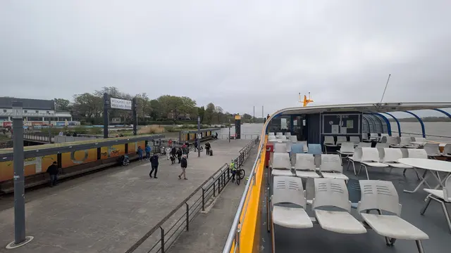 An diesem windigen Vormittag nimmt niemand im Freien auf dem Oberdeck Platz | Foto: jd