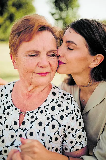 Die Arbeit der Mutter über viele Jahre hinaus wird ganz intensiv geehrt | Foto: Danik Prihodko