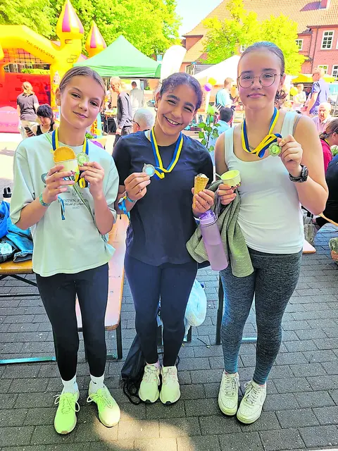 Stolz zeigen diese Teilnehmerinnen ihre Medaillen | Foto: Run4Help