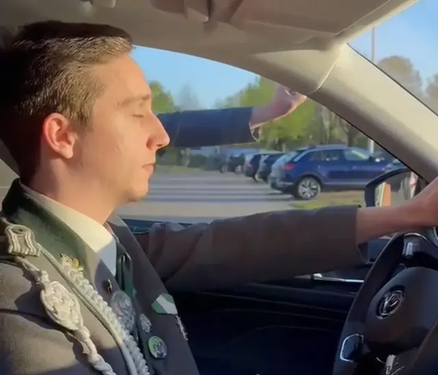 "Nichtsahnend" fährt der Schütze die Straße entlang, bis ein ganz besonderer Besucher an der Fenstscheibe klopt... | Foto: Nadine Hamann