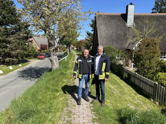 Die Rathauschefs der Samtgemeinde Lühe und Horneburg, Timo Gerke (li.) und Knut Willenbockel, nahmen auch an der Deichschau an der Lühe teil | Foto: SG Lühe