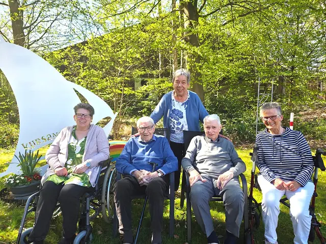 Monika Lege, Horst Hening, Hannelore Heyden, Hans-Jürgen Rudolph und Susanne Rehmke (v.li.) werden als neuer Heimbeirat das Miteinander im Kursana Domizil Buchholz fördern und mitgestalten | Foto: Kursana