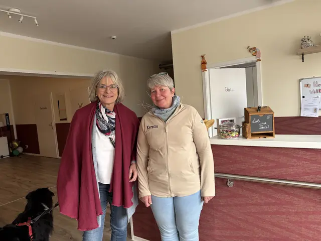 Beim Besuch in der HSP Tagespflege Elbmarsch: Einrichtungsleiterin Kerstin Rittermann (re.) und Samtgemeinde-Bürgermeisterin Kathrin Bockey | Foto: Samtgemeinde Elbmarsch