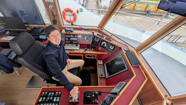 Schiffsführer Carsten Cornelius auf der Brücke. Von hier aus manövriert er die Lühe-Schulau-Fähre sicher über die Elbe | Foto: jd