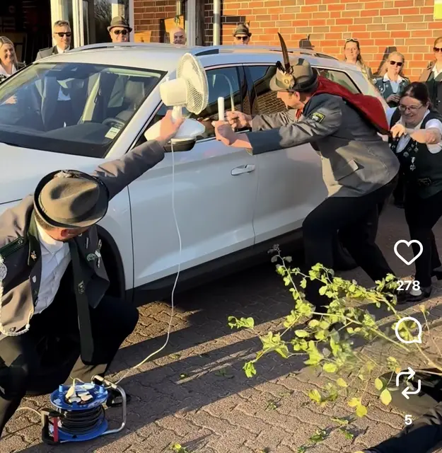 Mit Ventilator und vollem Körpereinsatz: Der Heidenauer „Superman" braucht Windmaschine und Helfer für den perfekten Auftritt | Foto: Nadine Hamann