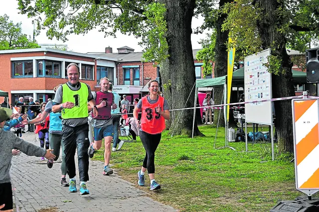 Auch Hans-Heinrich Aldag von der Waldklinik Jesteburg zeigte sich beim RUn4Help sportlich | Foto: bim