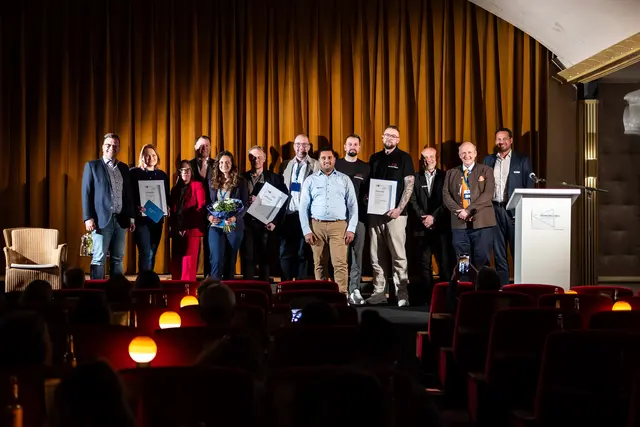 Die diesjährigen Preisträgerinnen und Preisträger auf der Bühne in Harsefeld | Foto: IHK Elbe-Weser/Jörg Struwe