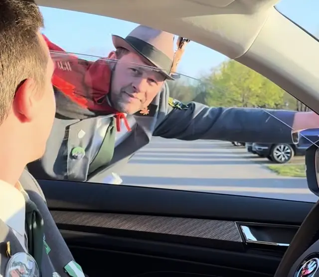 Roter Umhang, Schützenhut, freundliches Läächeln — der Heidenauer Superman lässt sich auch vom Autofenster nicht aufhalten. | Foto: Nadine Hamann