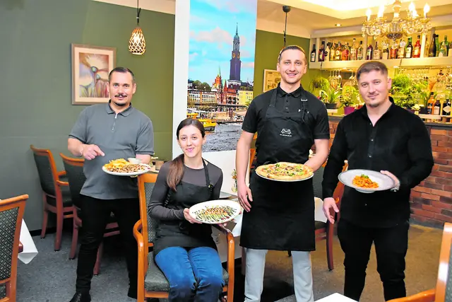 Das Familien-Team vom Grital verwöhnt die Gäste aufmerksam und informiert sie über die ­hervorragend zubereiteten Speisen | Foto: Axel-Holger Haase