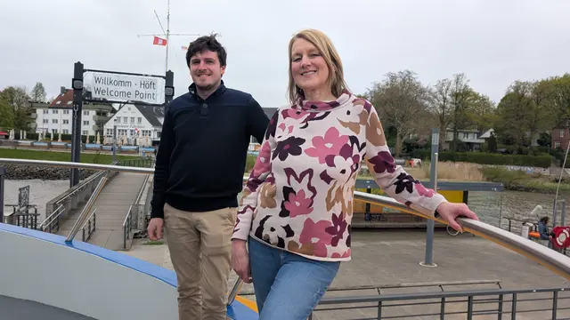 Schiffsführer Carsten Cornelius und Geschäftsführerin Ute Bülau am Anleger in Schulau  | Foto: jd