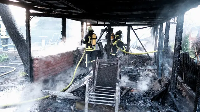 Löscharbeiten | Foto: Rolf Hillyer-Funke/Feuerwehren SG Oldendorf-Himmelpforten