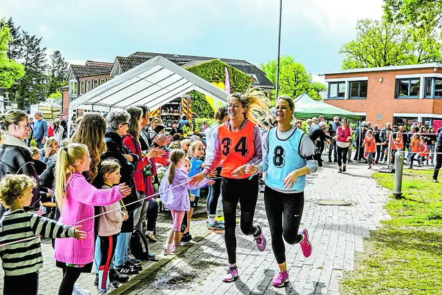 Die Läufer werden an der Strecke vom Publikum frenetisch angefeuert  | Foto: Lions Club Buchholz-Nordheide