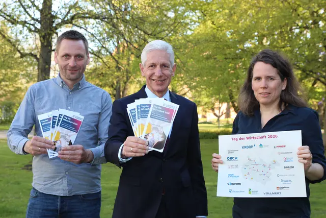 Landrat Rainer Rempe (Mitte) sowie Thomas Nordmann und Metje Gödecke von der Stabsstelle Kreisentwicklung / Wirtschaftsförderung / Mobilität laden zur Teilnahme am Tag der Wirtschaft ein | Foto: Landkreis Harburg