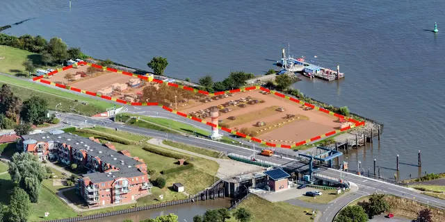 Der Lühe-Anleger: Die rot markierte Fläche (Parkplatz, Budenmeile, Wohnmobilstellplatz) wird im Zuge der Deicherhöhung wohl weitgehend verschwinden | Foto: Martin Elsen/nord-luftbilder.de