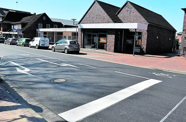 Die letzten Markierungsarbeiten an der Neuen Straße wurden ausgeführt | Foto: Axel-Holger Haase