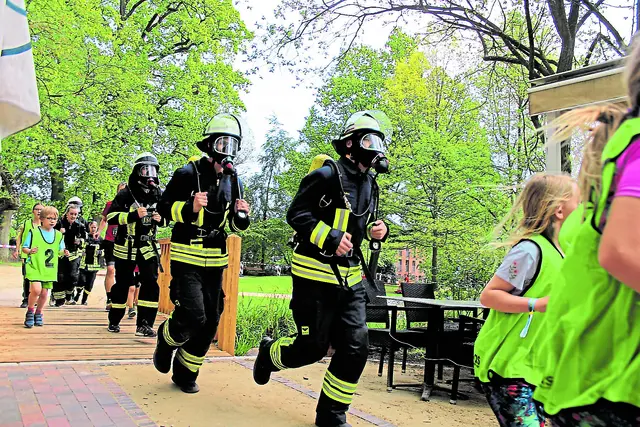 Die Feuerwehren der Stadt Buchholz nehmen in voller Montur am Lauf teil | Foto: os