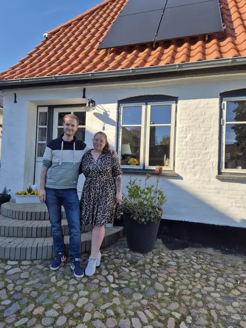 Die Auswanderer Tasmina Baum und ihr Mann Stefan vor ihrem neuen Haus in Dänemark | Foto: Baum