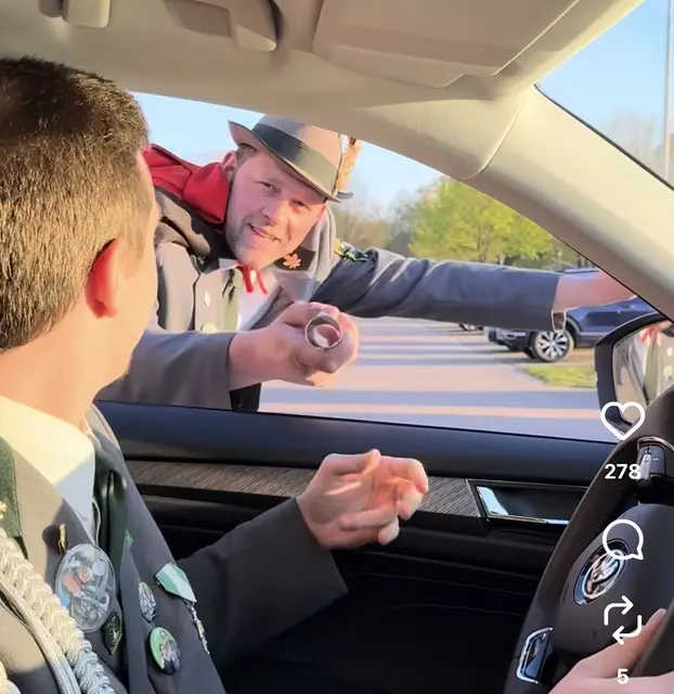 Und übergibt den Auftrag. "Seid ihr dabei?" | Foto: Nadine Hamann