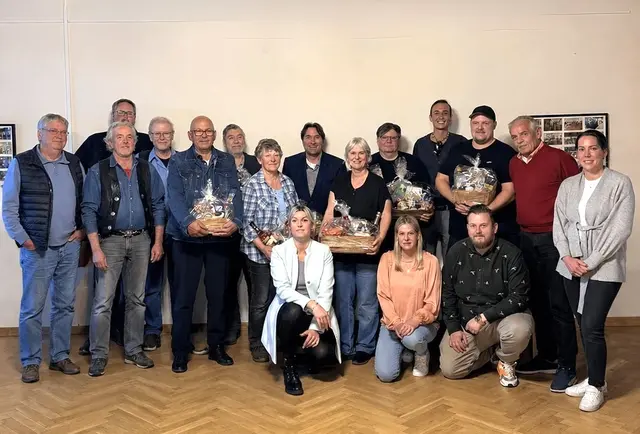 Der alte und der neue Vorstand: 
V.l. Thomas Hempel, Matthias Knorr, Uwe Kanngießer, Jürgen Brehmer, Toni Harder, Horst Burmann, Heide Deisting, Christian Voigt, Susan Eisenberg, Ulrich Hapke, Finn Kafczyk , Sebastian Schneider, Wolfgang Vogel, Isabell Hempel
Vorne: Juliane Stender, Jacqueline Henk, Sven-Uwe Sievers   | Foto: Bürger- und Verkehrsverein