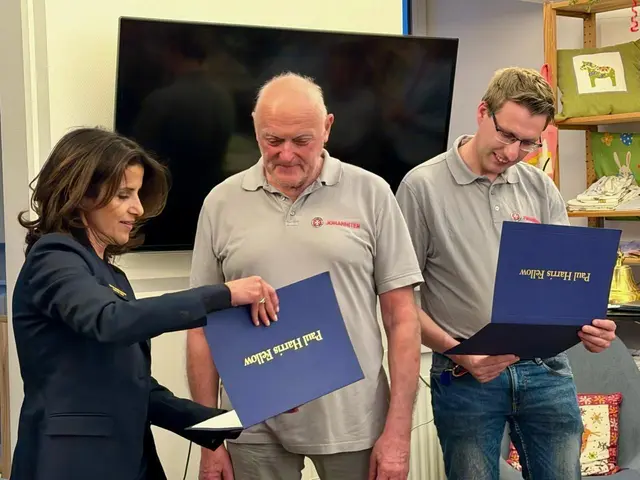 Hansi Eggert (Mitte) und Kevin Heckmann bekommen den Asuzeichnung der Rotarier überreicht | Foto: Rotary / Carina Vollmer 