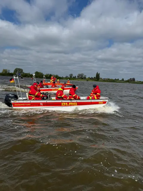 Formationsfahren mit den Rettungsbooten auf der Elbe | Foto: Bent Lange/DLRG