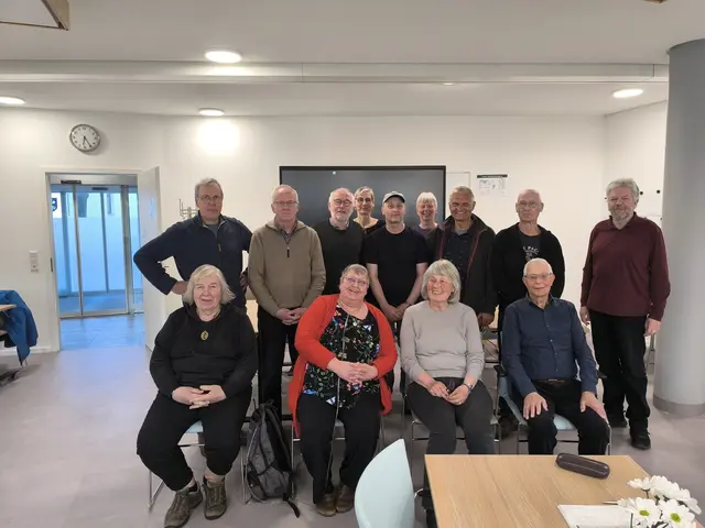 Die Buxtehuder Ahnenforscher Gruppe mit Holger Hansen (mittlere Reihe, 3. re.) und Sean Brown aus Stockport/Manchester (mittlere Reihe 3. v. re.), dazwischen   Sabine Türk  | Foto: Hansen