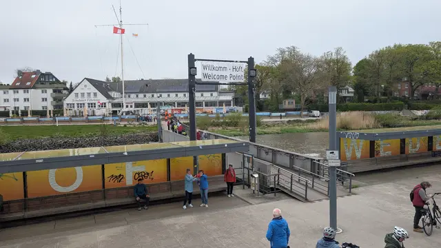 Der Willkomm-Höft in Schulau ist Ziel vieler Urlauber, die mit der Fähre übersetzen | Foto: jd