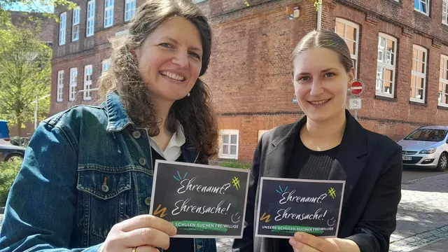 Fachbereichsleiterin Annette Müller-Borghardt (li.) und Laura Hasselbusch aus der Schulabteilung der Hansestadt Stade präsentieren die neuen Flyer | Foto: Hansestadt Stade