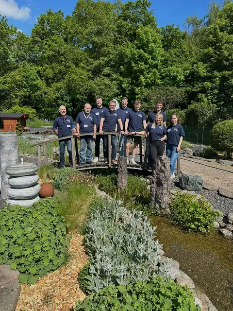 Mathias Hinck (Mitte) und sein Team freuen sich auf viele Besucherinnen und Besucher des Jubiläums-Teichfest | Foto: Gartenteichcenter Hinck