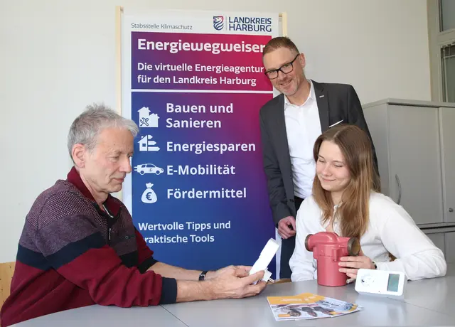 Energieberater Gert Schulz (li.) von der Verbraucherzentrale sowie Carolin Kersten und Oliver Waltenrath von der Stabsstelle Klimaschutz des Landkreises bieten Tipps zum Energiesparen | Foto: Landkreis Harburg