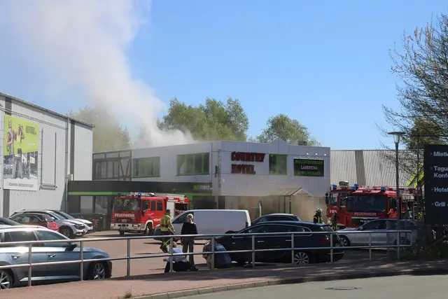 Sauna brannte in Borstel zehn Feuerwehren mit 200 Feuerwehrleuten im Einsatz | Foto: gi