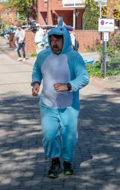 Frank Plönnigs "spielt" den Besenwagen bei den Läufen der Jüngsten seit einigen Jahren als Einhorn | Foto: ks