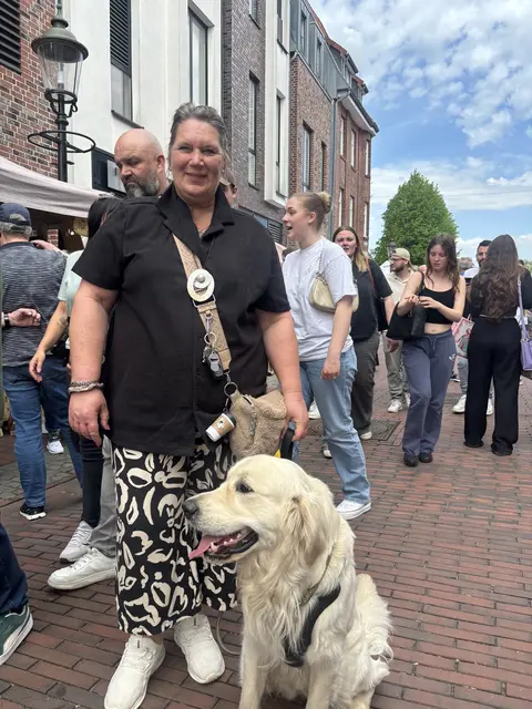Leitete lange den Harmshof: Kerstin Vogt (61) und ihr Hund Leo (1,5) | Foto: sts