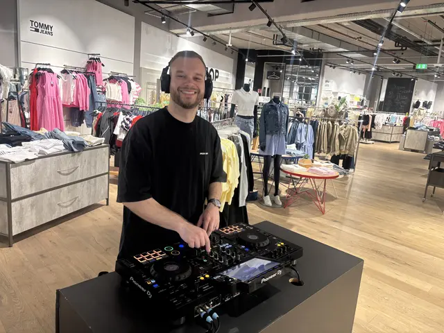 Alex Drage (26) legt regelmäßig bei Stackmann auf und sorgt für gute Stimmung | Foto: sts