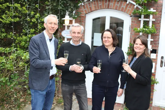 Stoßen auf den runden Geburtstag der "Interessengemeinschaft e.V." an (v. li.): Geschäftsführer Nikolaus Lemberg, zweiter Vereinsvorsitzender Marcus Wulf, Vorsitzende Dr. Sonja Lange und Vorstandsmitglied Nele Müller | Foto: ce
