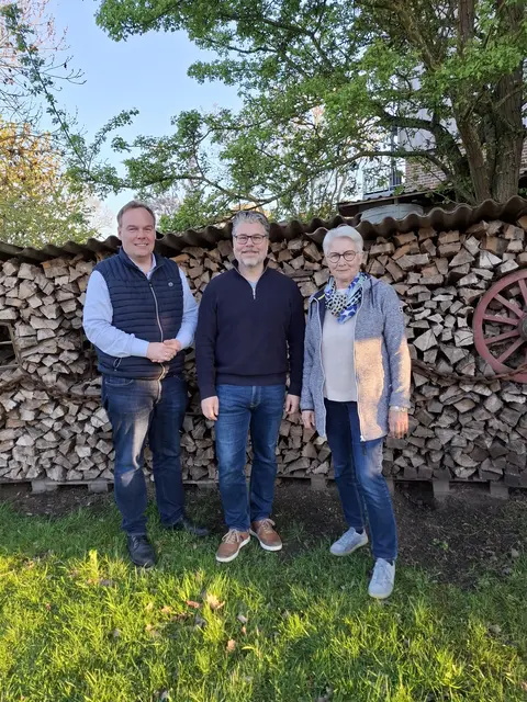 Bei der Bürgerversammlung in Gehrden: Bürgermeister André Wiese (v.l.n.r.), Marcus Neumann von der Verkehrswacht Harburg-Land und Ortvorsteherin Renate Buchholz | Foto: Stadt Winsen