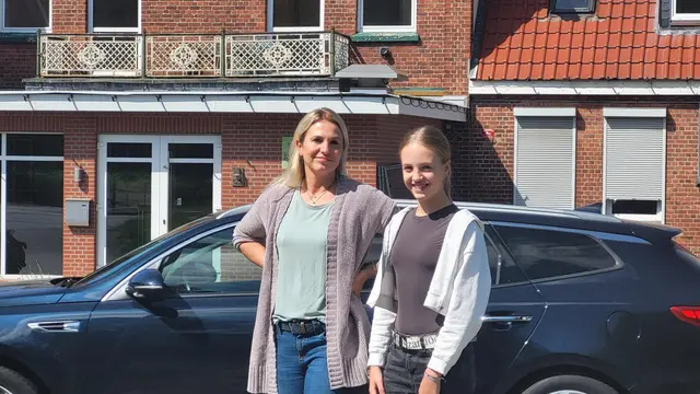 Geschafft: Saskia Sturm-Gewies und ihre Tochter Lia haben  auf der Verkehrsinsel in der Mitte der B73 erreicht. Die Autos brausen direkt vor und hinter ihnen vorbei
