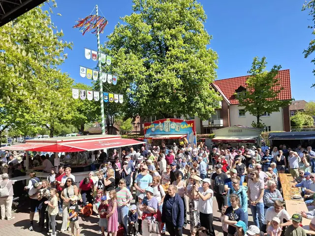 Gut besucht: das Maibaumfest in Altkloster | Foto:  Harald Burkhard/Bürgerverein