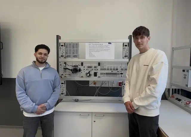 Binali Barut (23) (v.l.) und Calvin Offermann (23) freuen sich sehr über das Kompetenzzentrum | Foto: sts