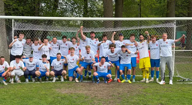 Die Meisterschaft in der Kreisliga ist gesichert: Der FC Este 2012 feiert den Aufstieg in die Fußball-Bezirksliga | Foto: FC Este 2012