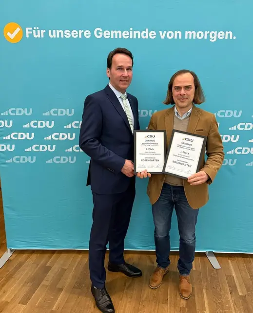 Das Vorstandsmitglied Alexandru Stere (li.) nahm die Ehrung aus den Händen des Kreisvorsitzenden André Bock entgegen. | Foto: CDU-Rosengarten 