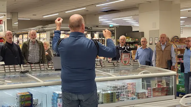Chorleiter Ralf Lehnert mit den "Töster Sängern" beim Flashmob | Foto: sh