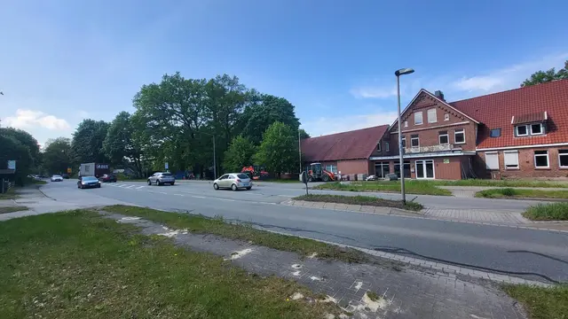 die Verkehrsinsel, links und rechts der Straße die Bushalgestellen